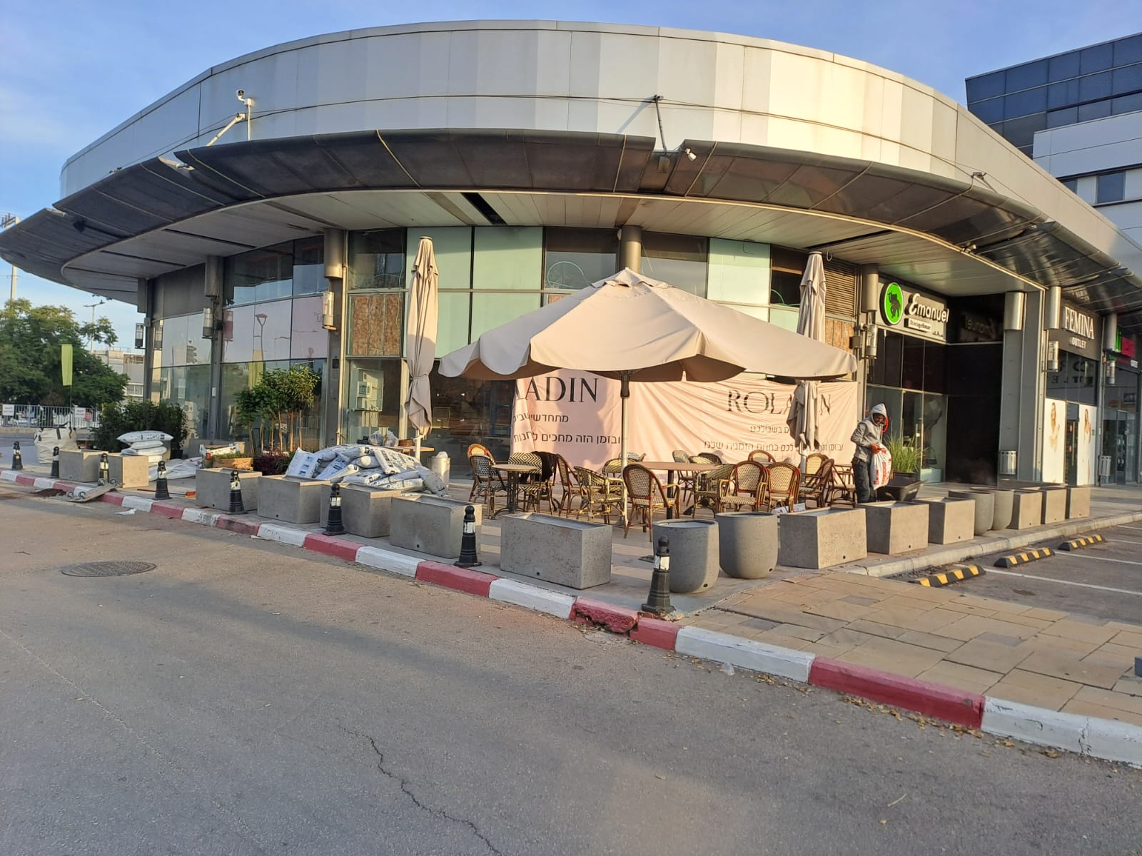 פרויקט הקמת סניף רולדין בחולון אספקת כדים אדניות וצמחיה